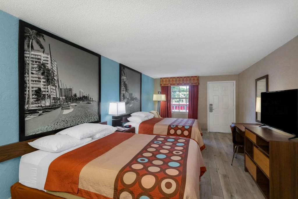 Super 8 by Wyndham Bradenton Sarasota Area