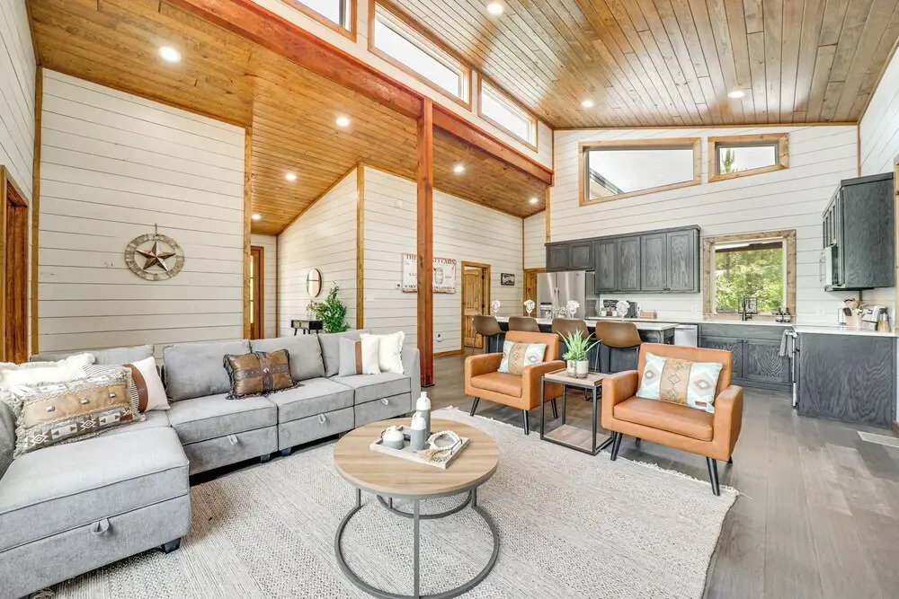 Luxe Broken Bow Home w/ Hot Tub & Fire Pit!