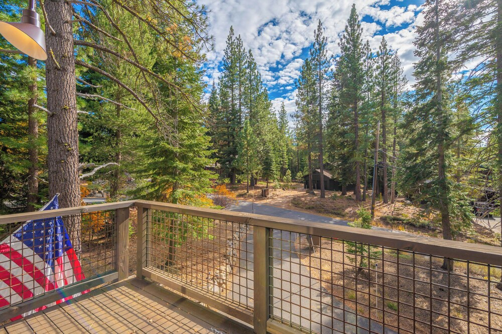4BR Home w/ 2 Decks, Near Lake & Ski Resorts