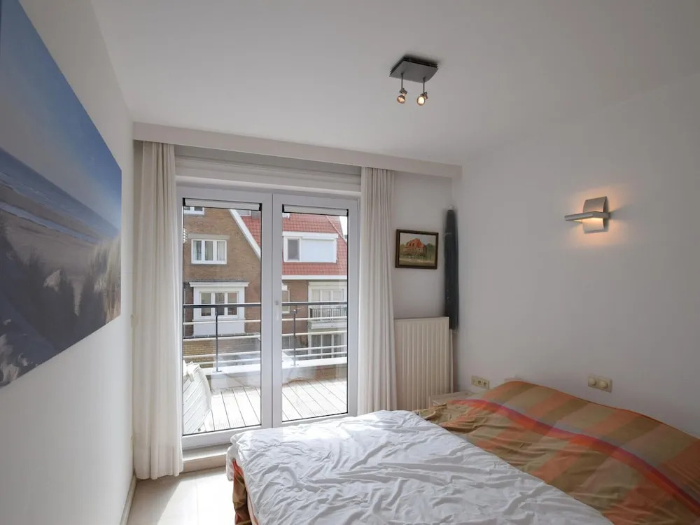 Apartment on Zeedijk With Sea View