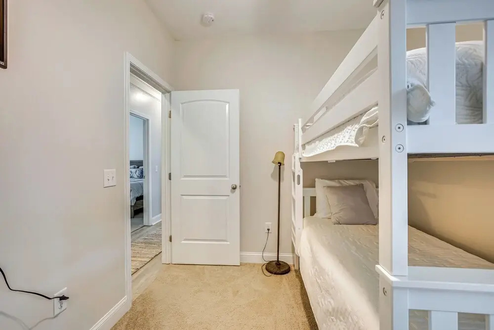 1 Mi to Riverfront: Darien Family Home