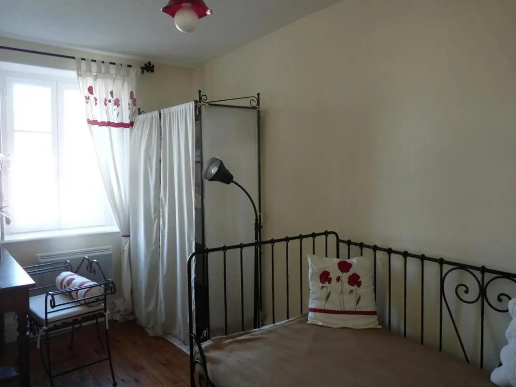 Maison en pierres rénovée avec patio à Ferrières-sur-Sichon - FR-1-489-191