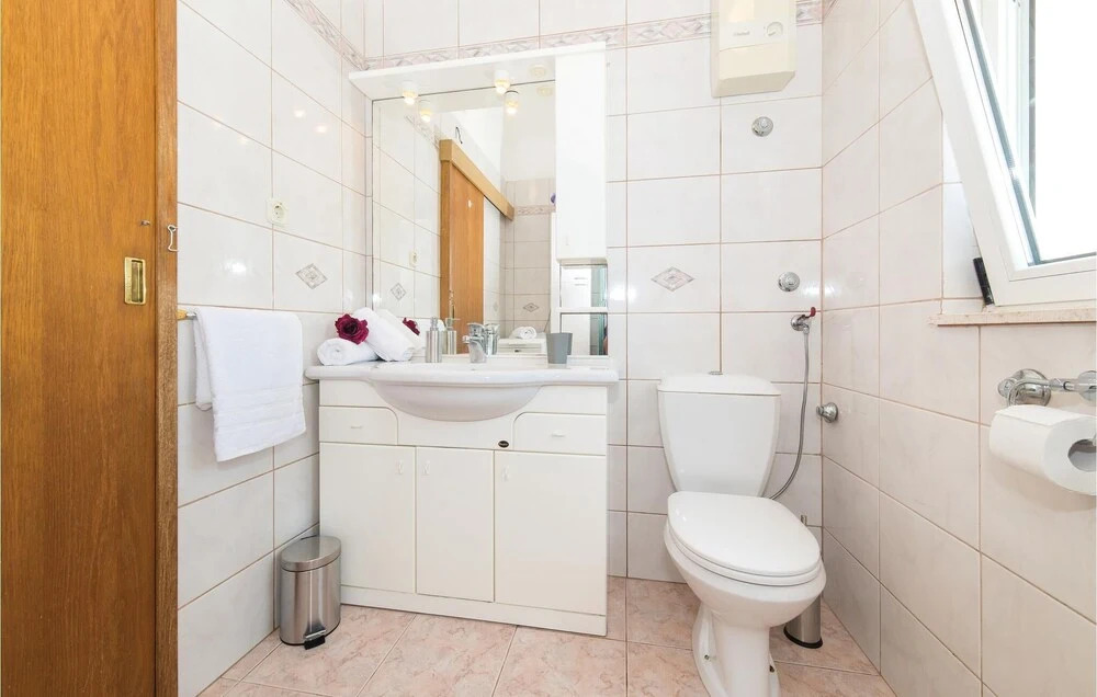 Four-Bedroom Holiday Home In Kastel Gomilica