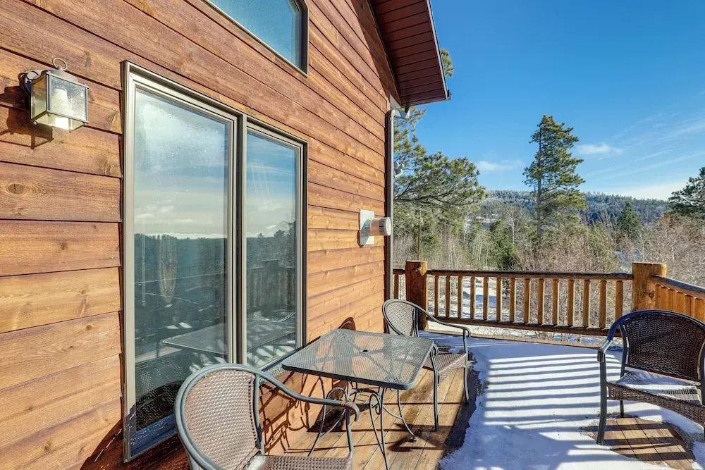 1 Mi to Terry Peak! Black Hills Cabin Hideaway