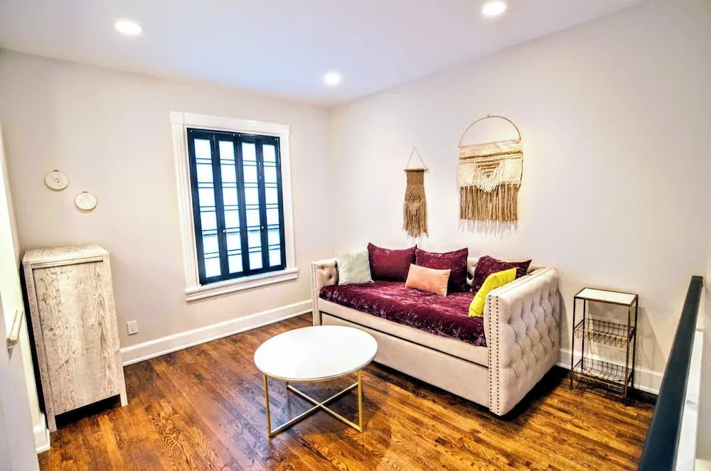 Massive Foggy Bottom Townhouse #1084 3 Bedrooms 2.5 Bathrooms Apts