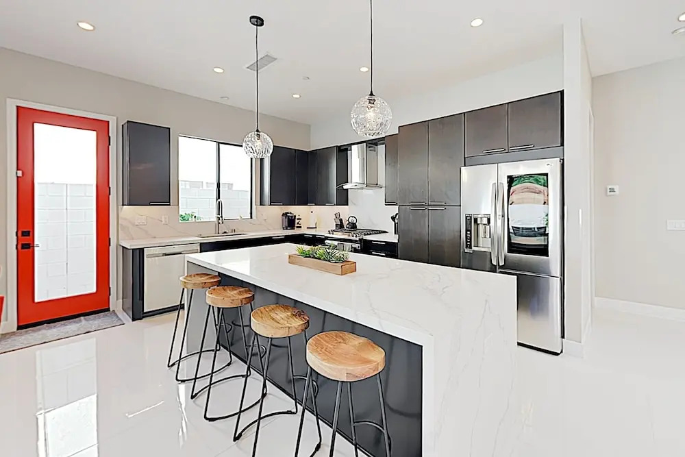 New-Build Beauty w/ Pool, Spa & Mountain Views home