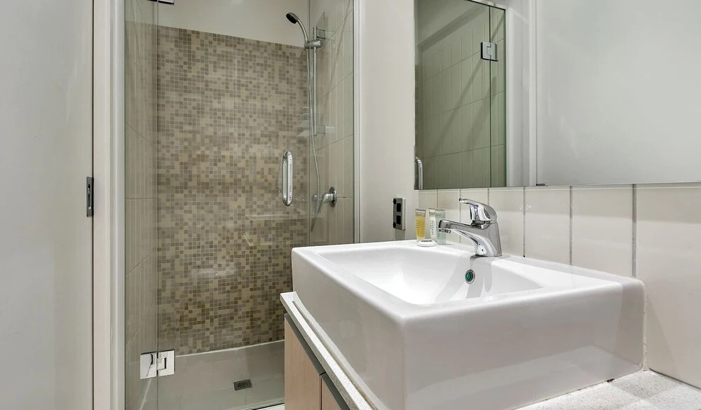 QV Refined Viaduct Harbour Apt - 879