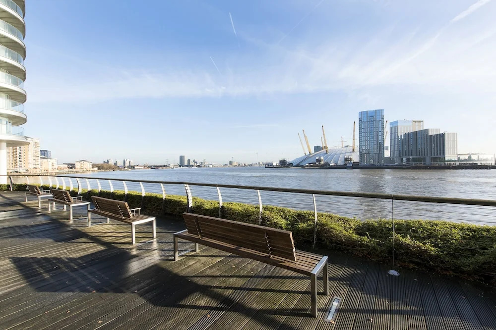 Modern 2BR Flat with Thames River View