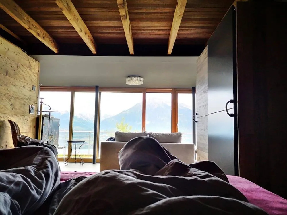 Chalet with panoramic views of the mountains of the Oberland and Lake Thun
