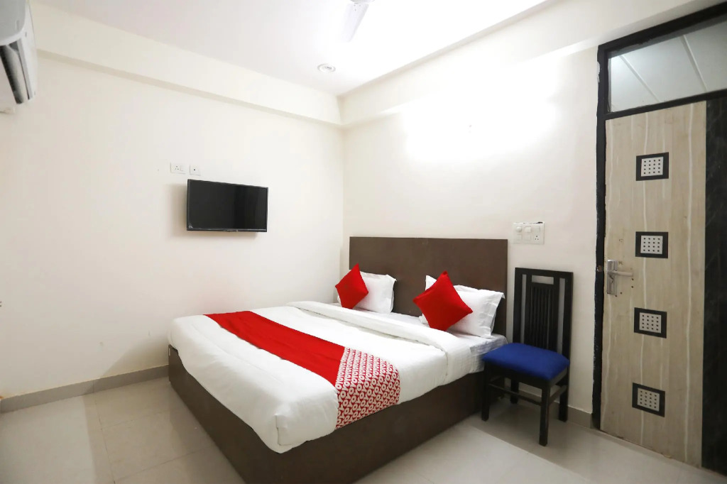 OYO 61722 Rajmahal Residency Hotel