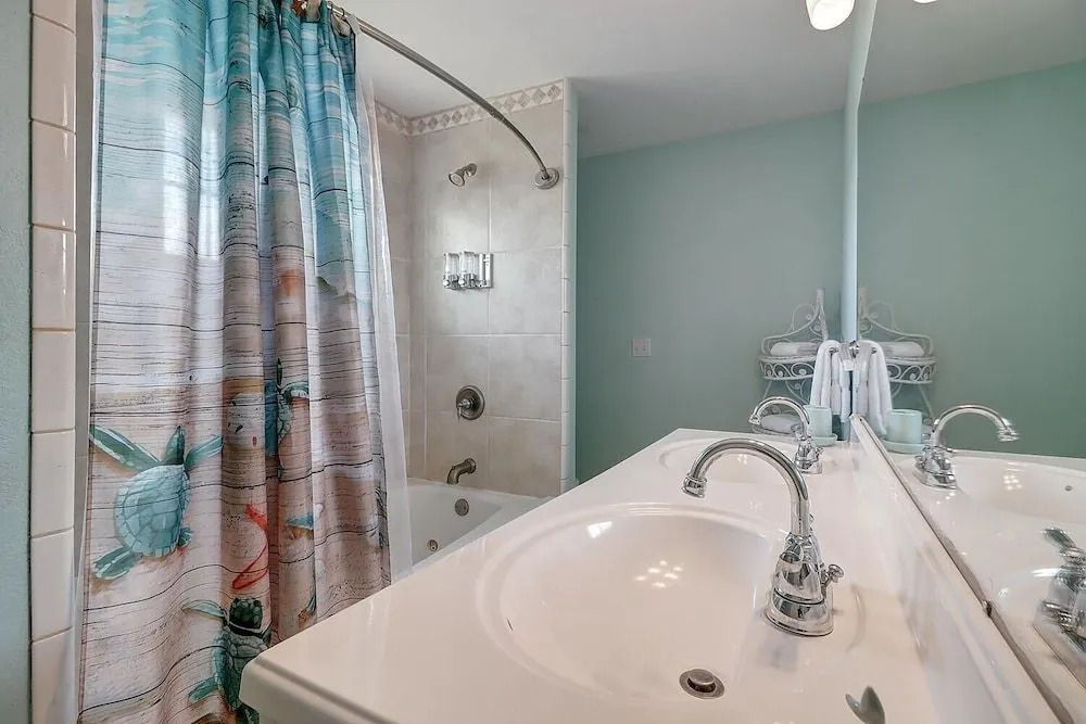 Fisherman's Inn 2 Bedroom Home by RedAwning