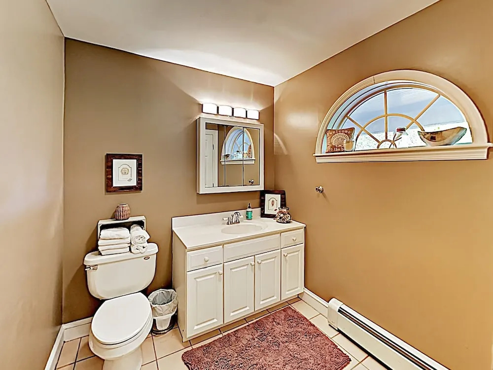 New Listing! Spacious Victorian - Walk To Beach 3 Bedroom Home