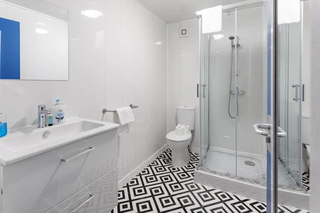 City Centre Studio 9 with Kitchenette, Free Wifi and Smart TV with Netflix by Yoko Property