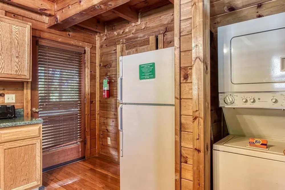 ER5 - Log Heaven - Great location! Close to all the action! cabin