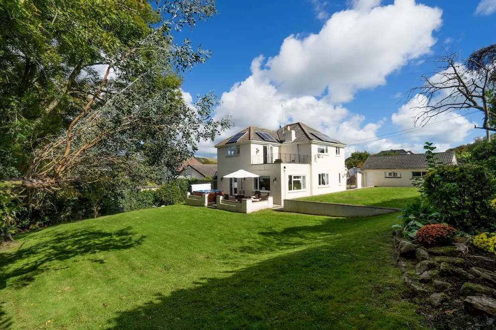 Peveril House, Spacious Eco-friendly Holiday Home