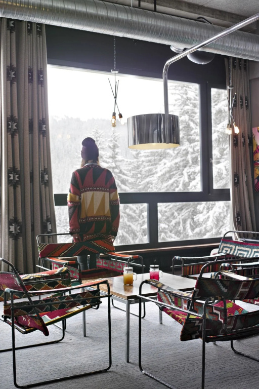 Totem, Friendly Hotel