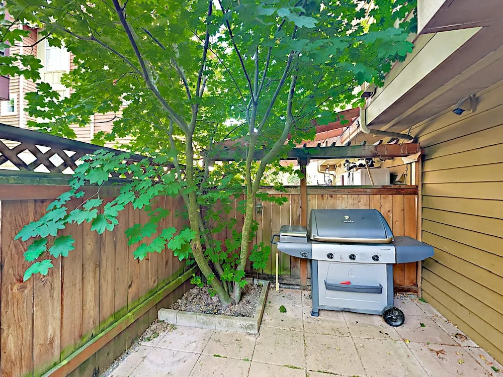 Latona Ave Townhouse Unit B - 3 Br townhouse by RedAwning