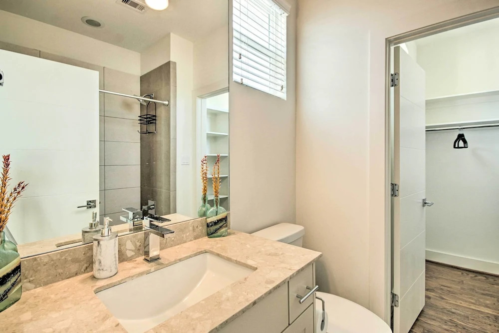3-story Home Near NRG Stadium, Museums & Nightlife