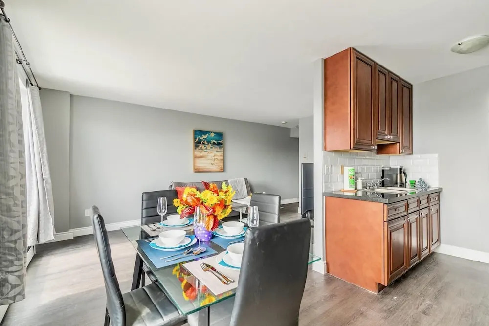 Bright 1BR apt w King bed -close to DT Hamilton