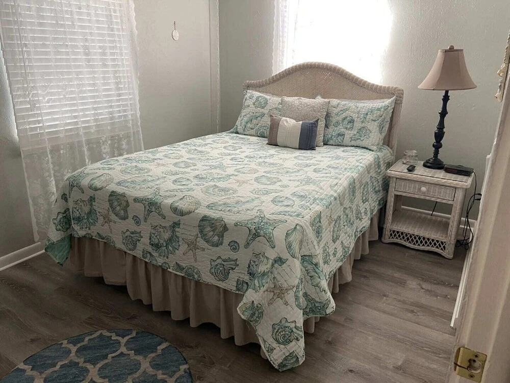 Hibiscus Breeze - Newly Renovated 3 BR Home - Shared Hot Tub