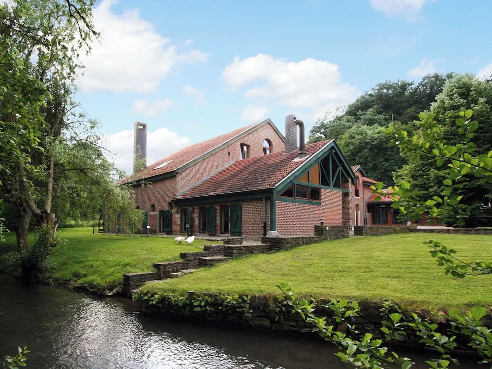 Mansion with Pool, Néblon