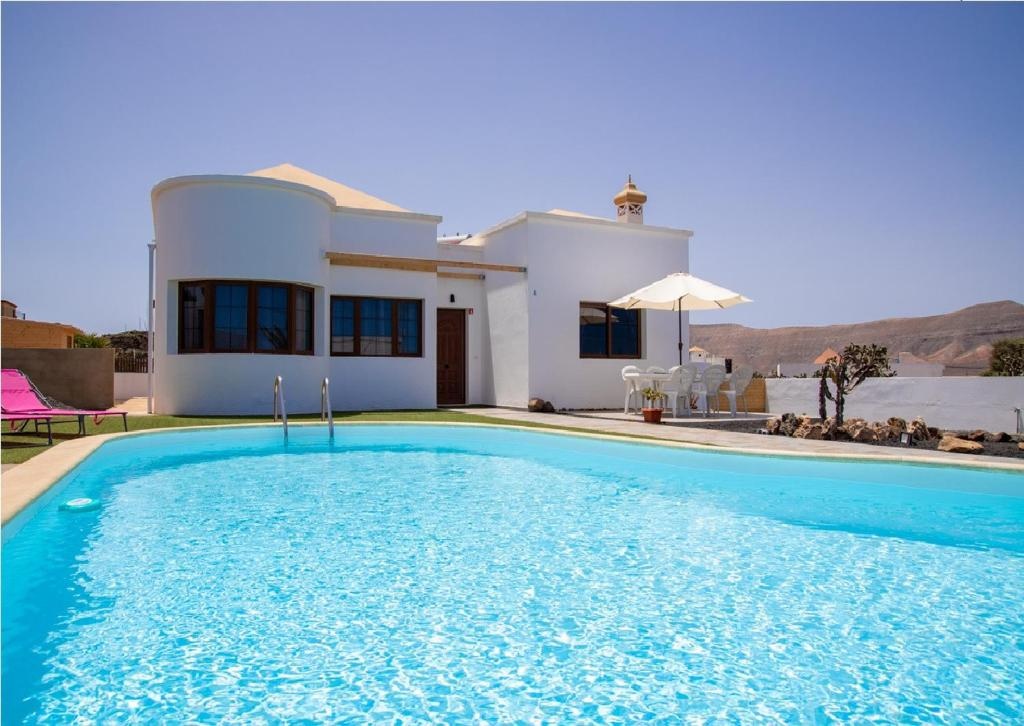 HolidayVilla Volcan - BBQ , Pool , Garden, rural by Holidays Home