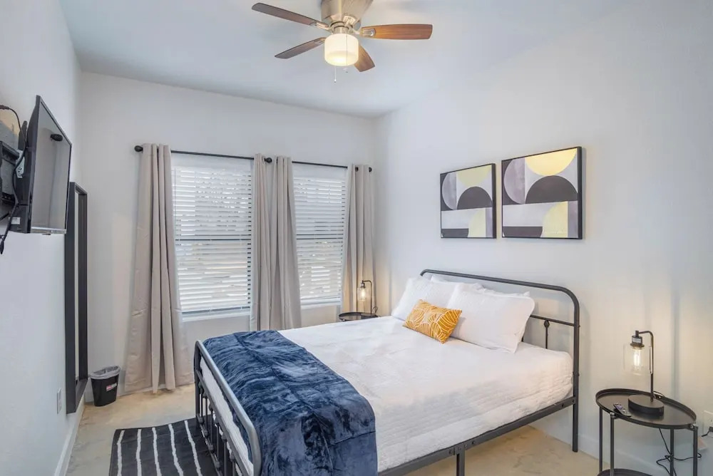 Cutting-edge Elegant 3BR 2.5ba Home Near Downtown!