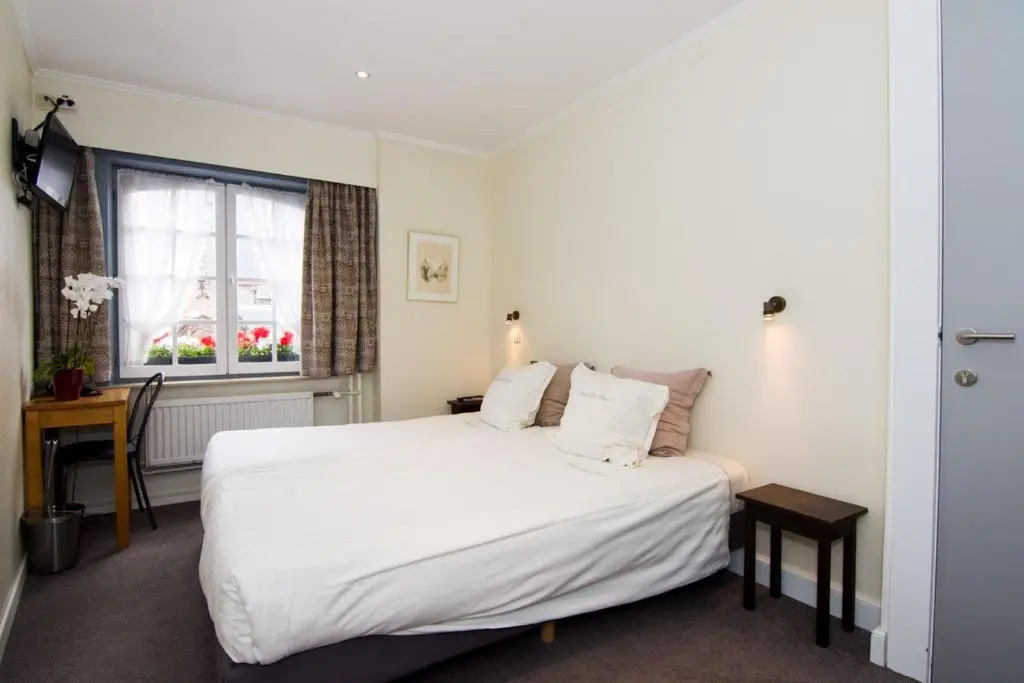 Gillis Eight Guest Rooms by Romy&Travis