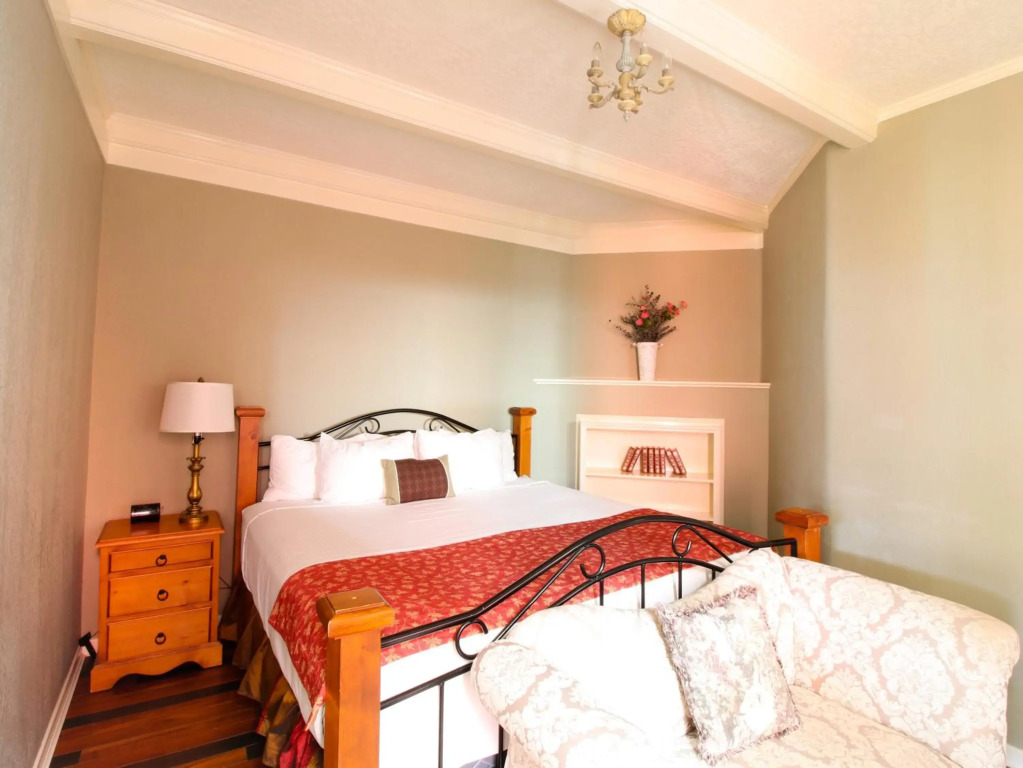 James Bay Inn Hotel, Suites & Cottage