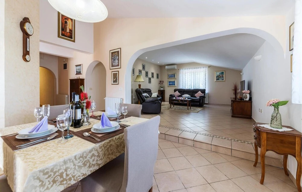2 Bedroom Beach Front Home In Vabriga