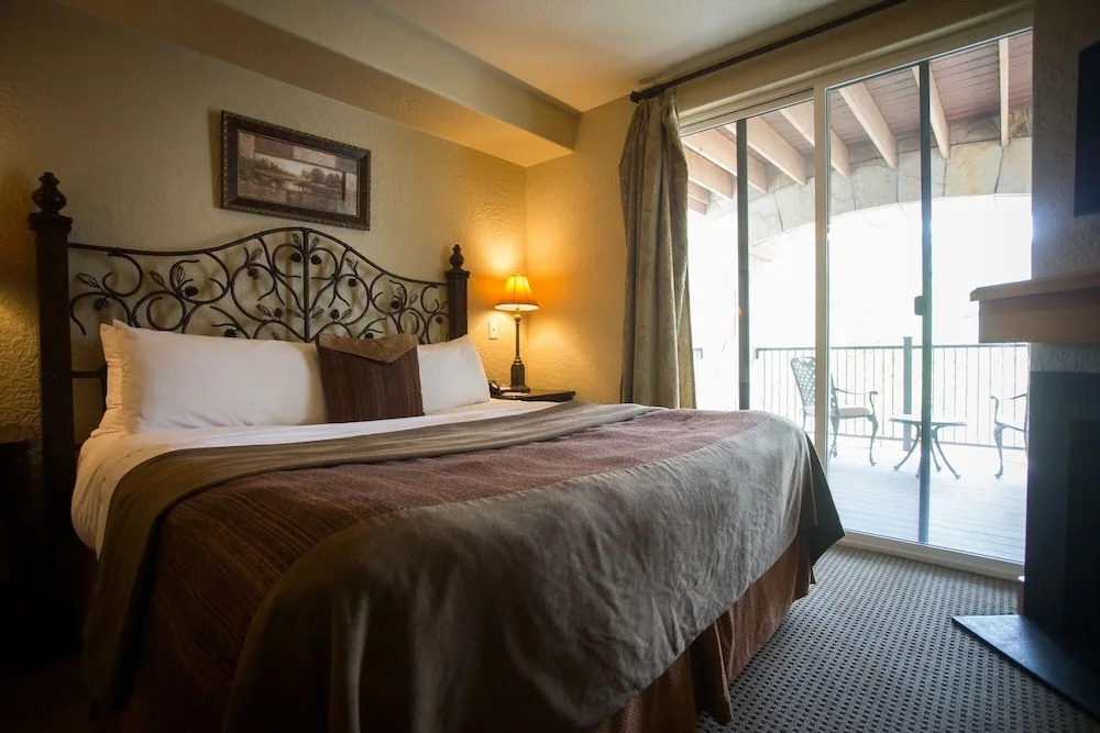 Enormous Condo with Stunning Mountain Views by RedAwning - Save 20% on 7+ Nights!