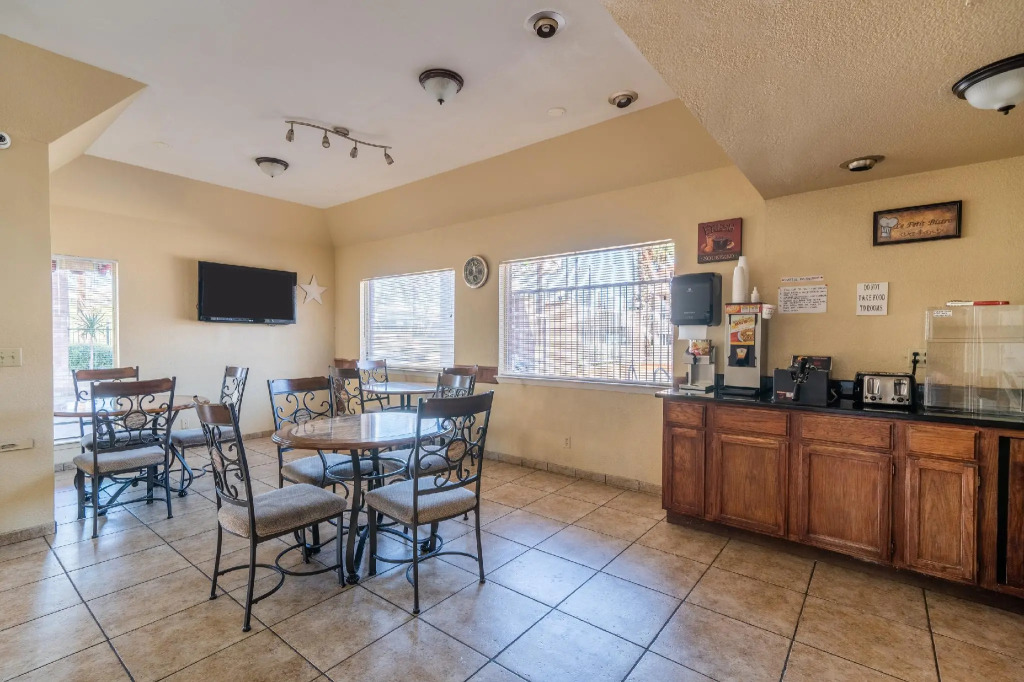 Econo Lodge Inn & Suites Downtown San Antonio