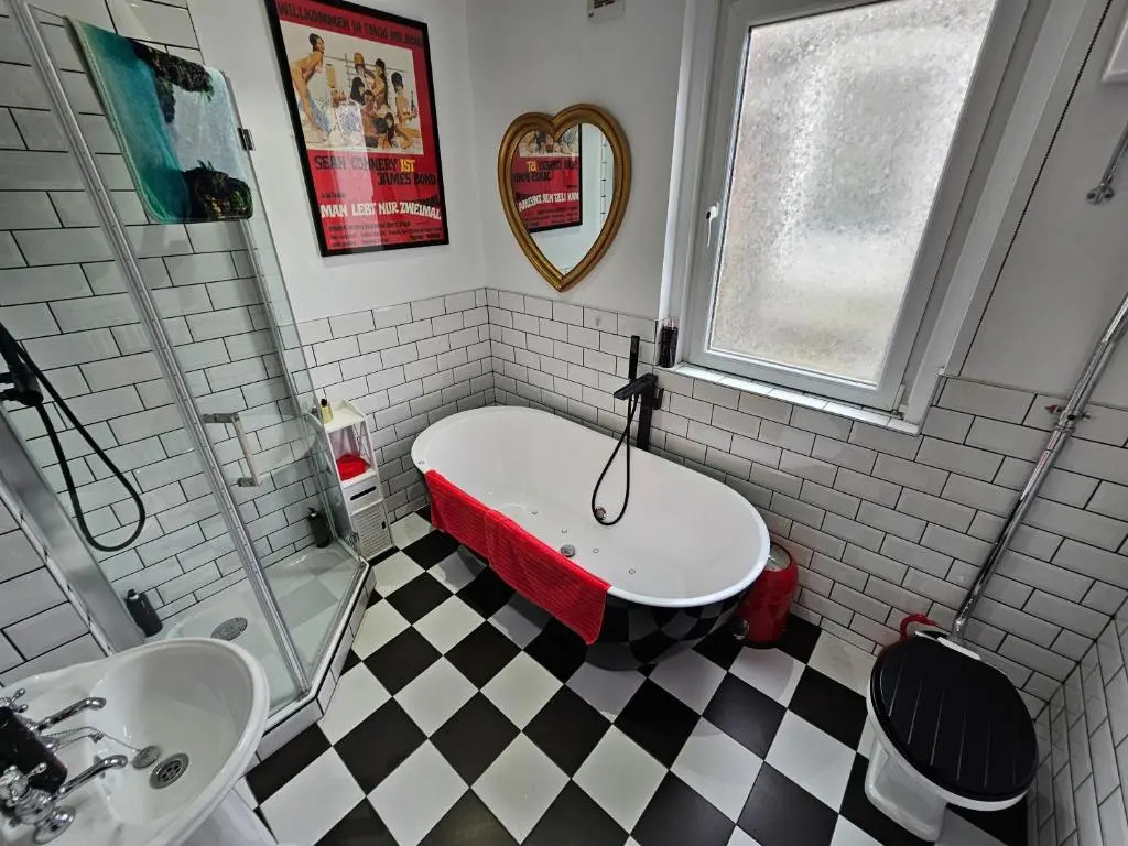 Southsea Royale James Bond 3 bed Cool Penthouse, seafront parking