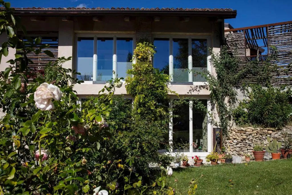 ROSTAGNI1834: VILLA WITH 2 APTS AND POOL IN THE BAROLO REGION