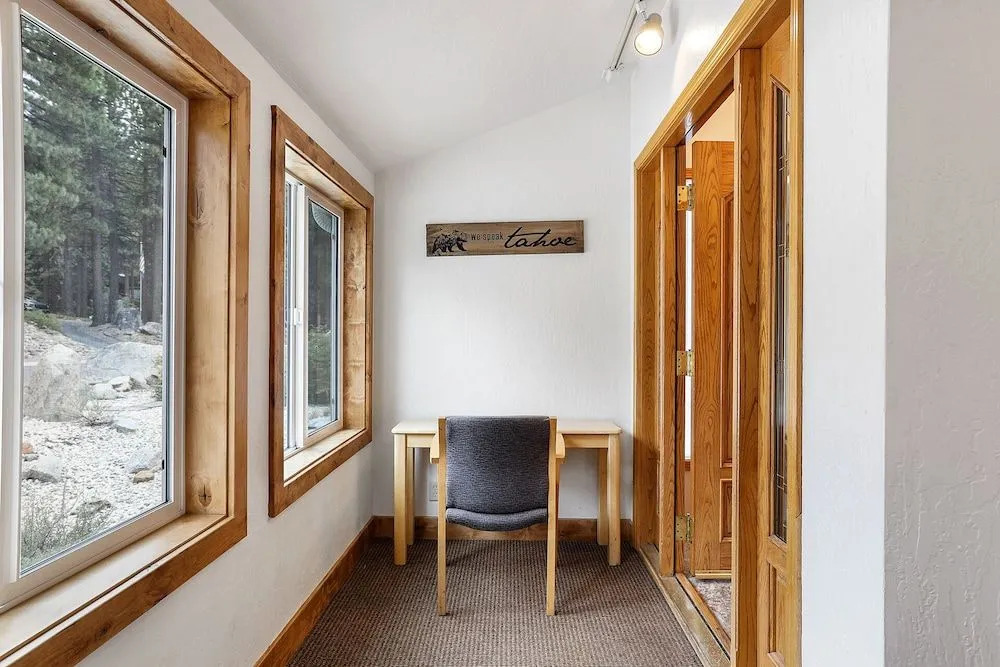Hall Court Manor - Hot Tub, Pet Friendly, Pool Table!