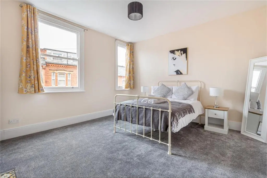 Beautiful 4 Bed House Worcester City Centre