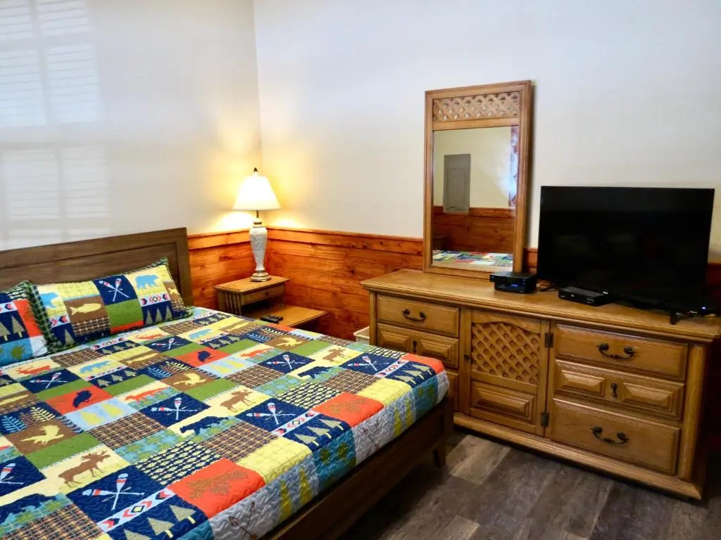 Million Dollar Views! 4 Bedroom, Sleeps 9, close to National Park and 5 mi to Gatlinburg!