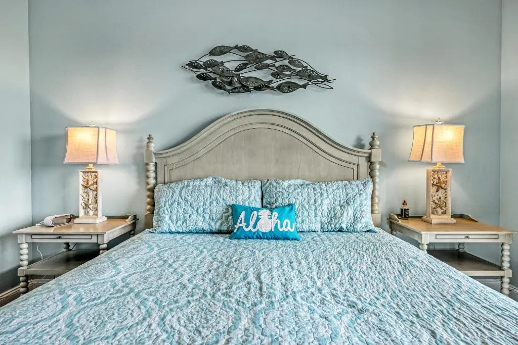 On the 3-d Floor, Laketown 324 - Large 2 BD , Great Views and Amenities