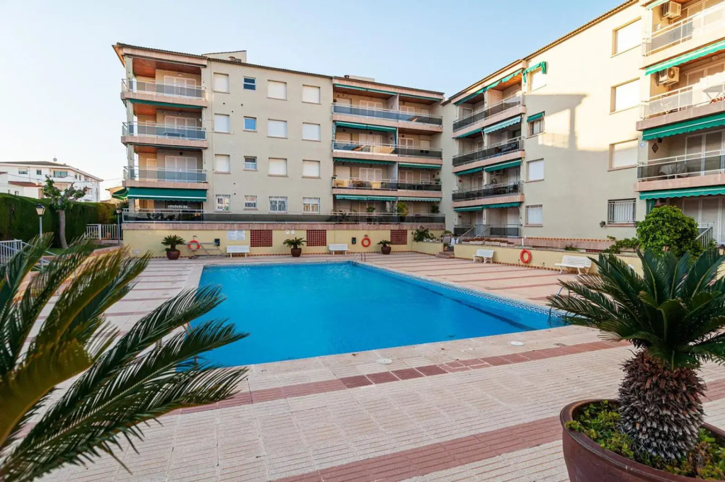 Near beaches renovated heated apartment with large patio