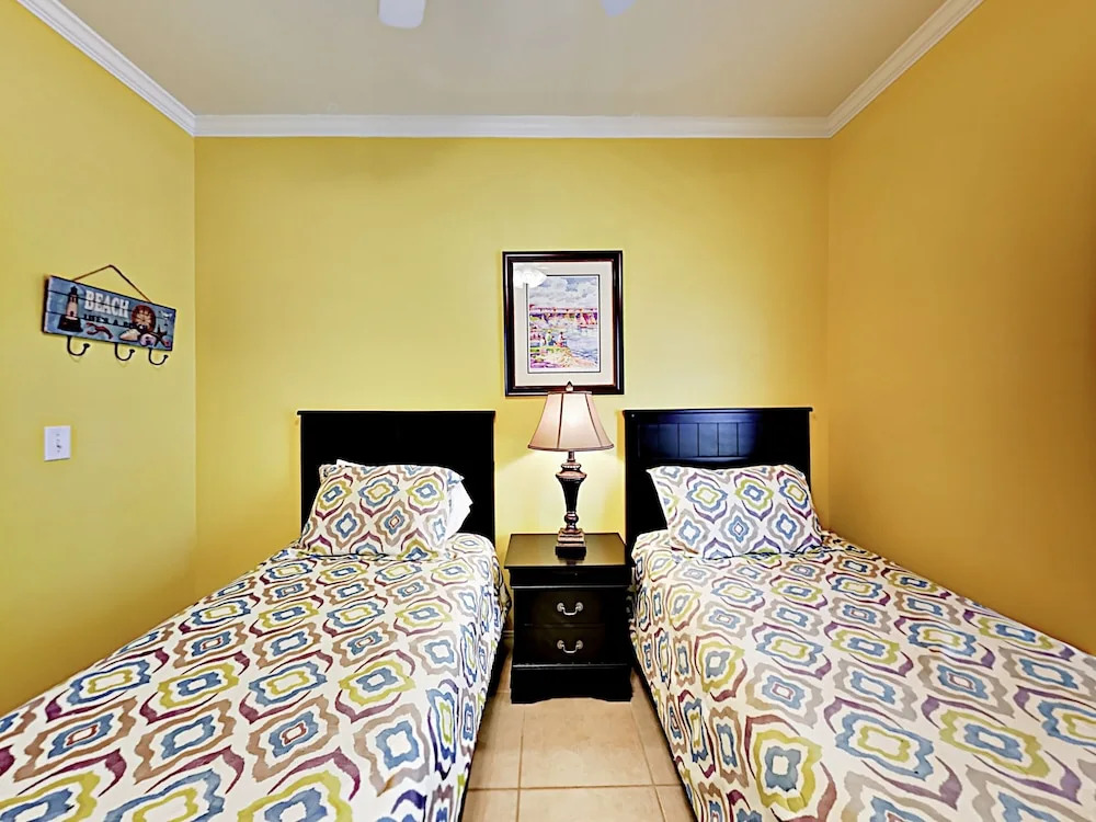 Ranch-style W/ Pool & Screened Patio 3 Bedroom Condo