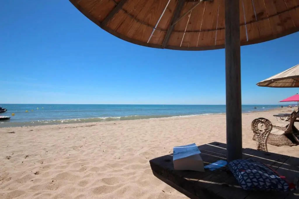 80m de la plage Appartement climatisé plein sud au rdc d'une maison 1 chambre 4 couchages terrasse et cour LXTURBOT7