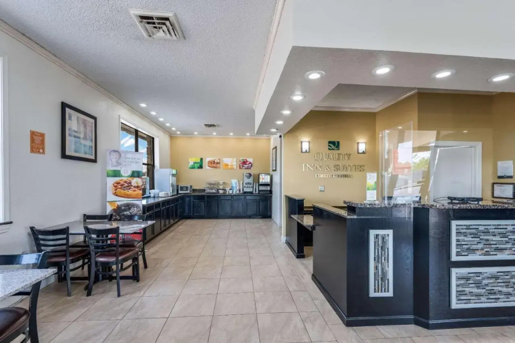 Econo Lodge Inn & Suites