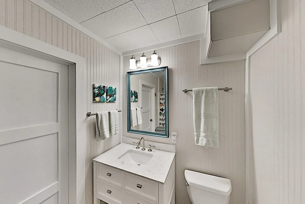 Charming Downtown Getaway W/ Spacious Interior 2 Bedroom Home