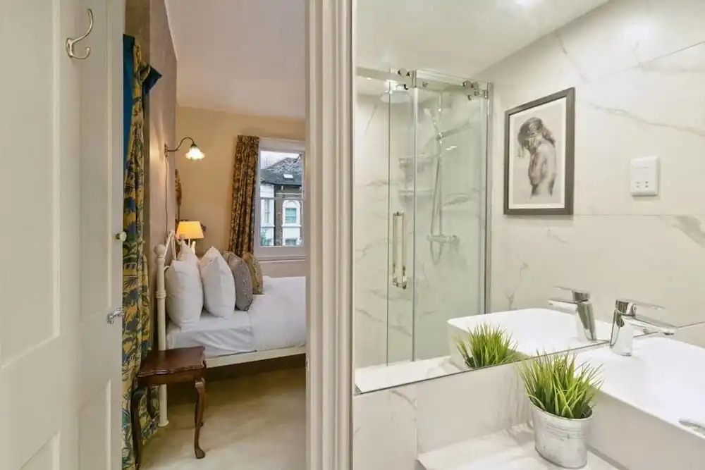 Special Offer- 5 bed Victorian in Zone2