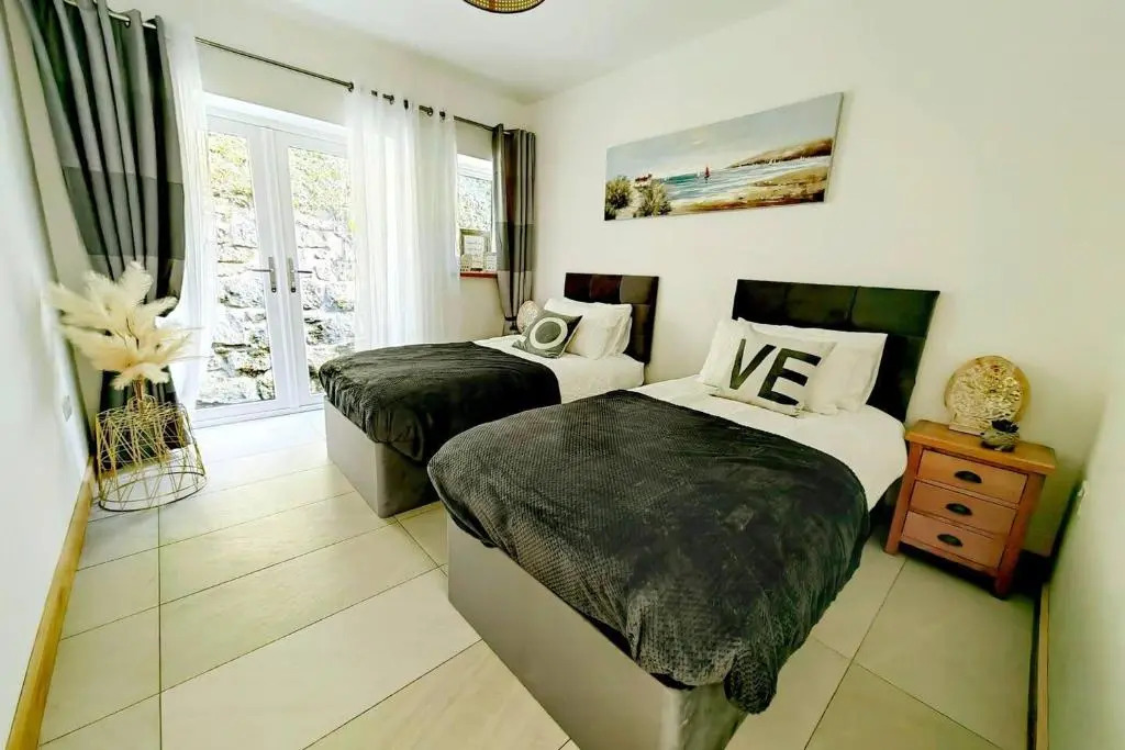 4 Bed Villa Sleeps 8 -Private Terrace-Free parking