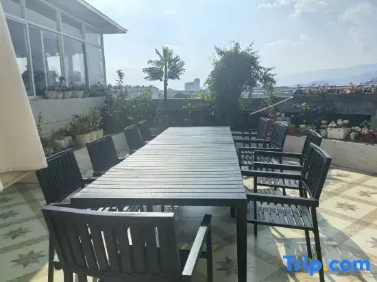 Yayue Hotel (Yingjiang Yinghu Park)