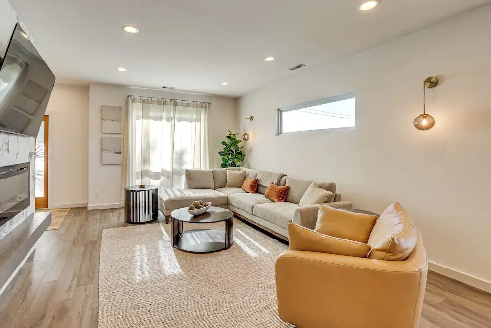4 Mi to Dtwn Greenville: Group-ready Home w/ Yard