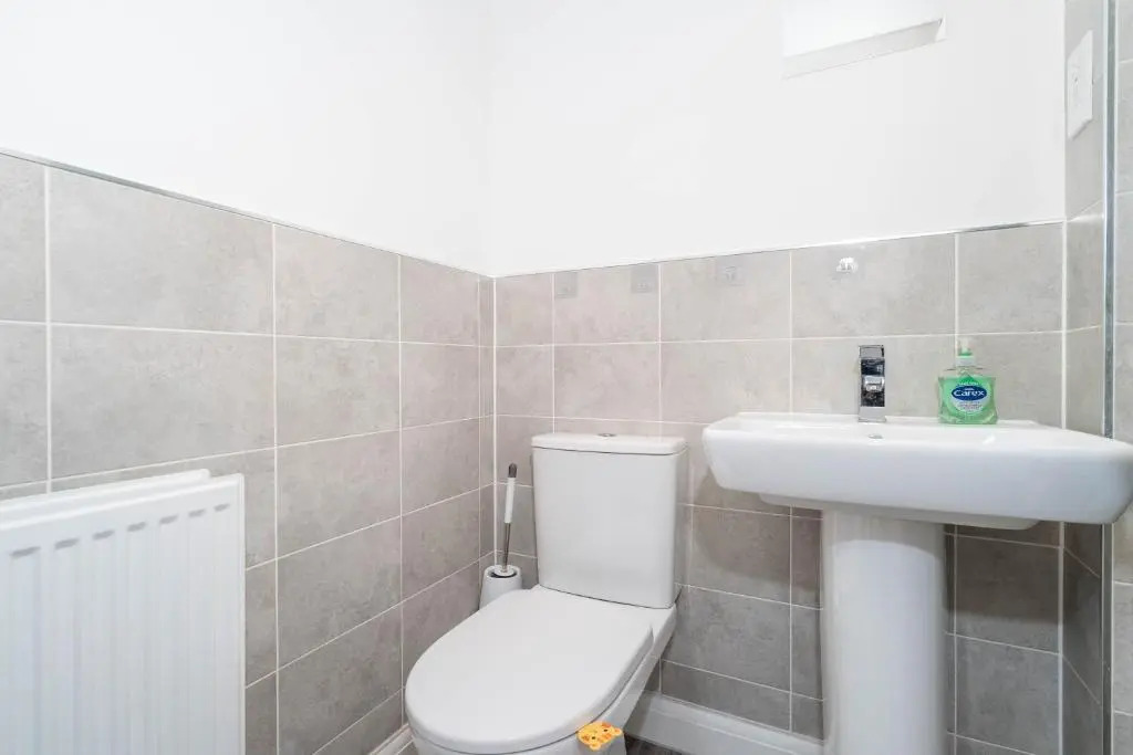 COSY Stylish 2 Bed House ✘ L SHAPE SOFA ☆ FREE PARKING, 2 Car Spaces → With 55 Inch Smart TV, FREE NETFLIX & WIFI - BY MAEVELA®