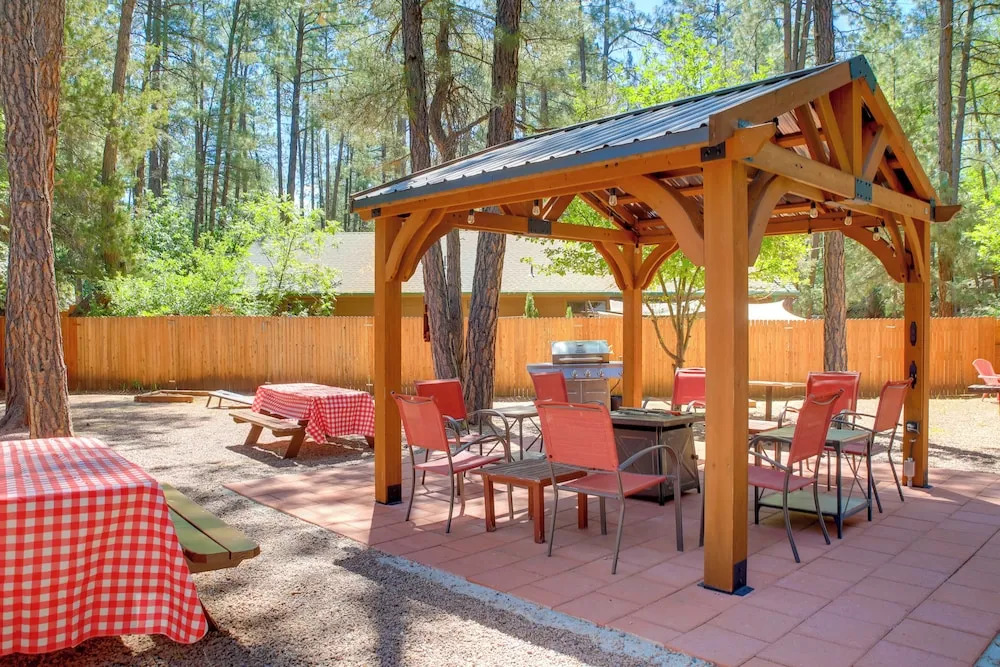 Relax Fireside + Play Games! Hikers Haven in Pine
