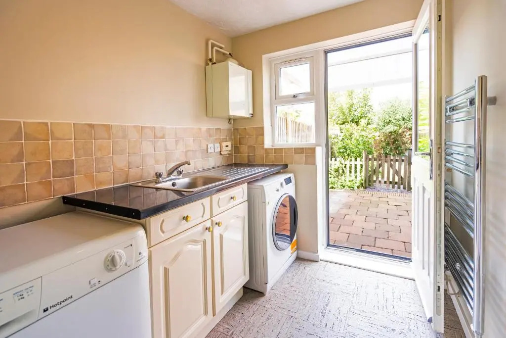 Bright & Modern 4 Bedroom Townhouse